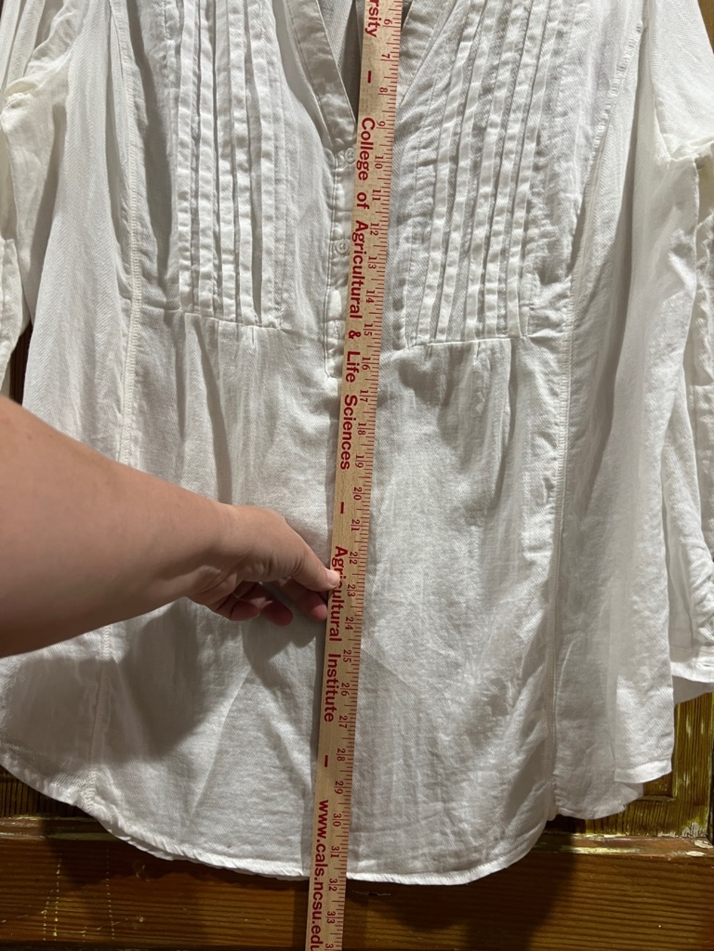 White Cotton Pintuck V-Neck Women's Top - Picture 12 of 12